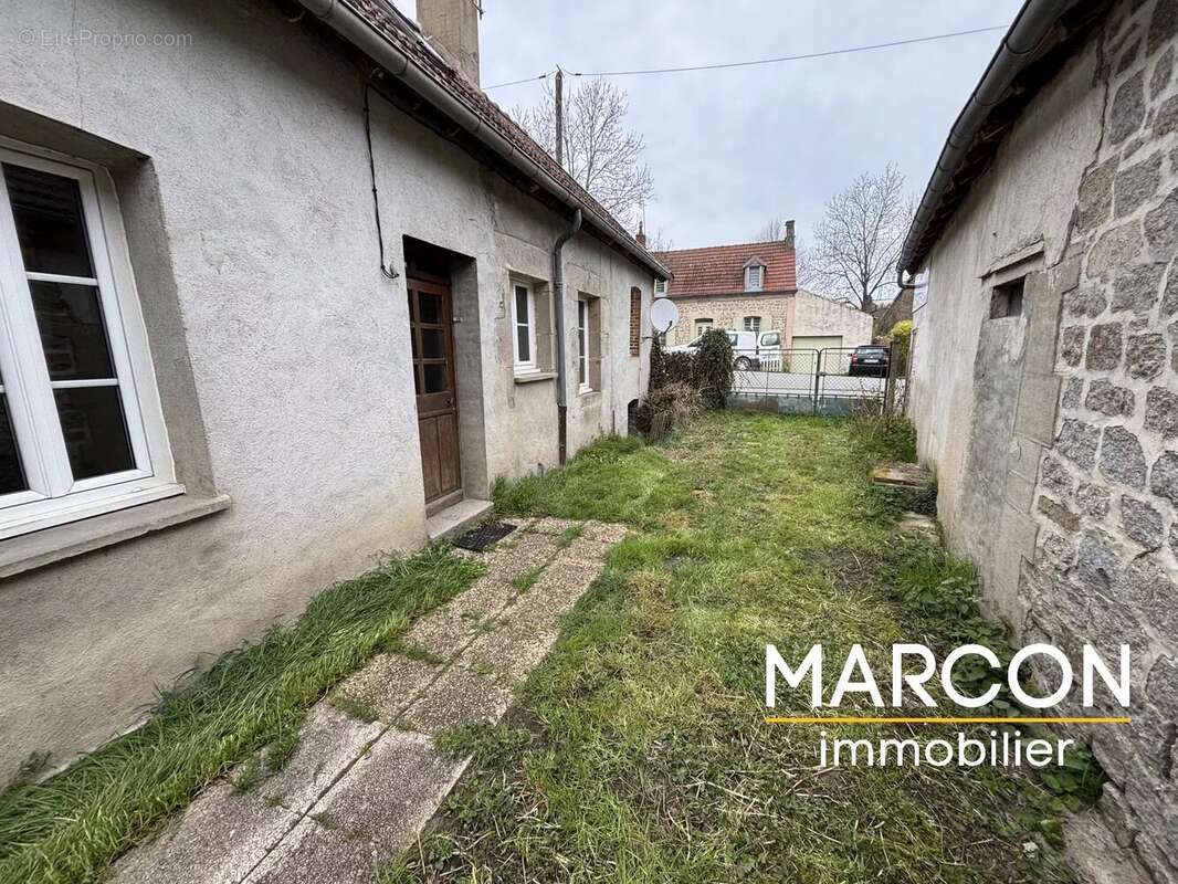 Maison à SAINT-MEDARD-LA-ROCHETTE
