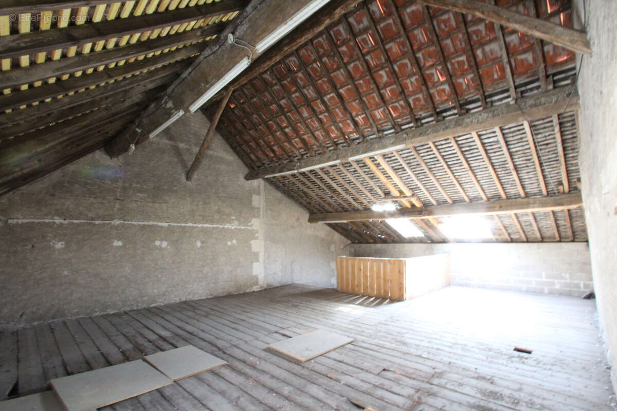 Centre-ville Charité-sur-Loire, bâtiment 162 m2 sur deux niveaux - photo 6