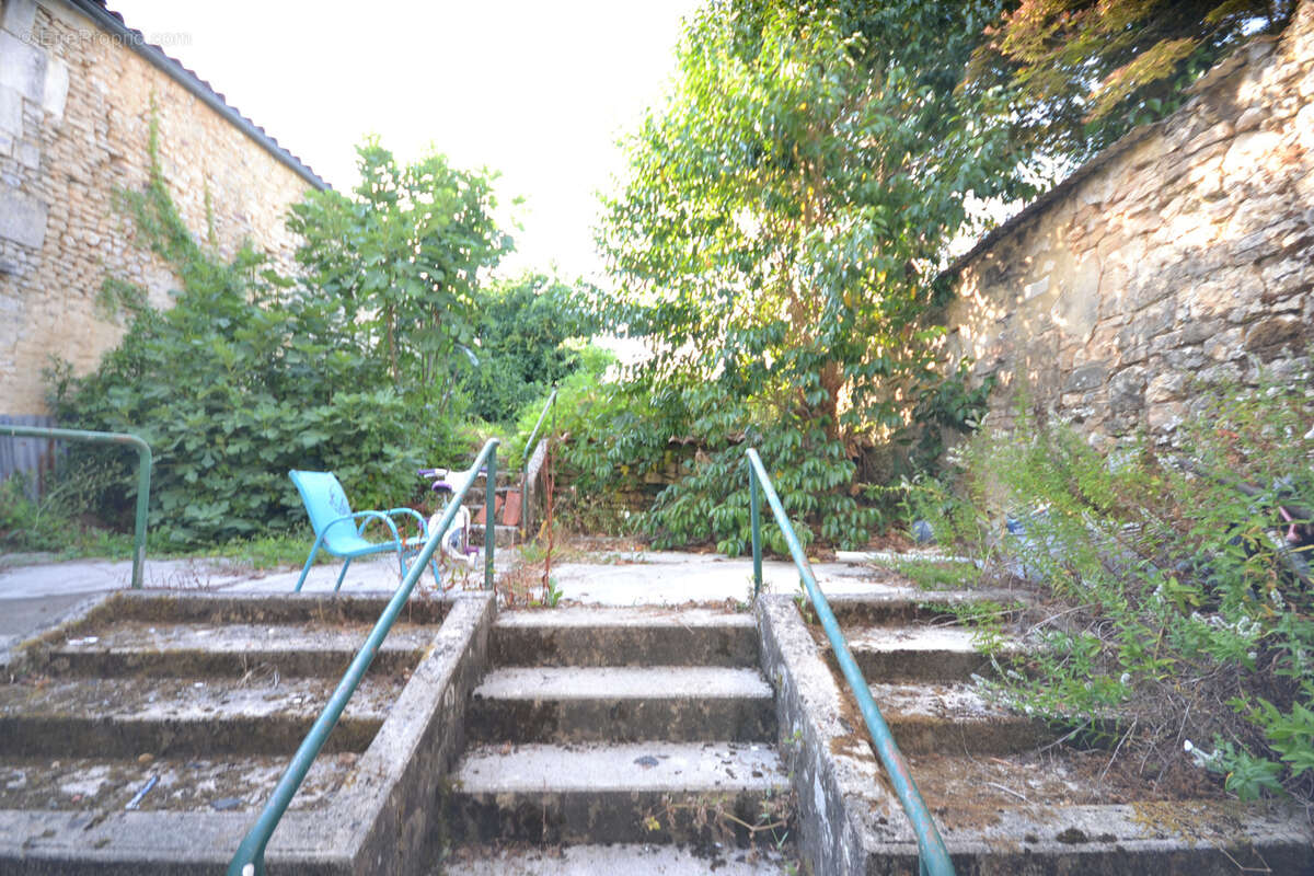 Burie maison a renover sur 3 niveaux 4 ch jardin - photo 8