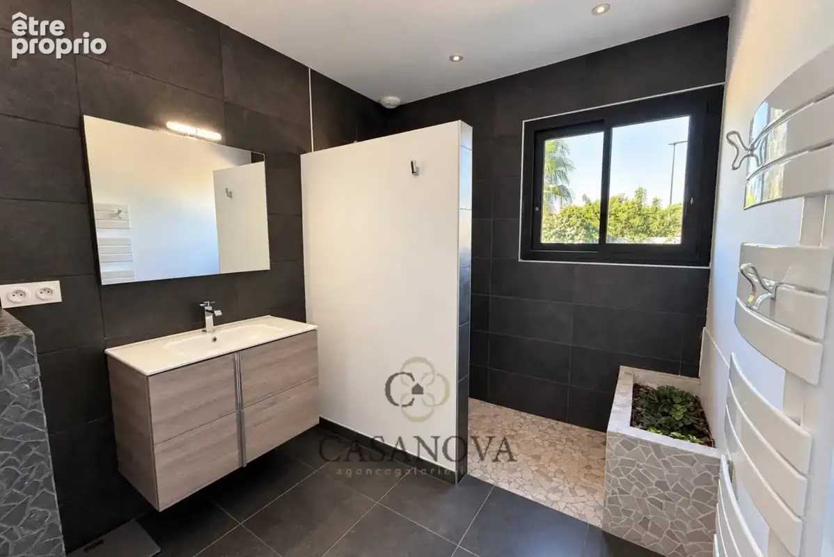 Villa contemporaine avec suite parentale sur piscine, dépendance et jardin paysager à Mireval - photo 21