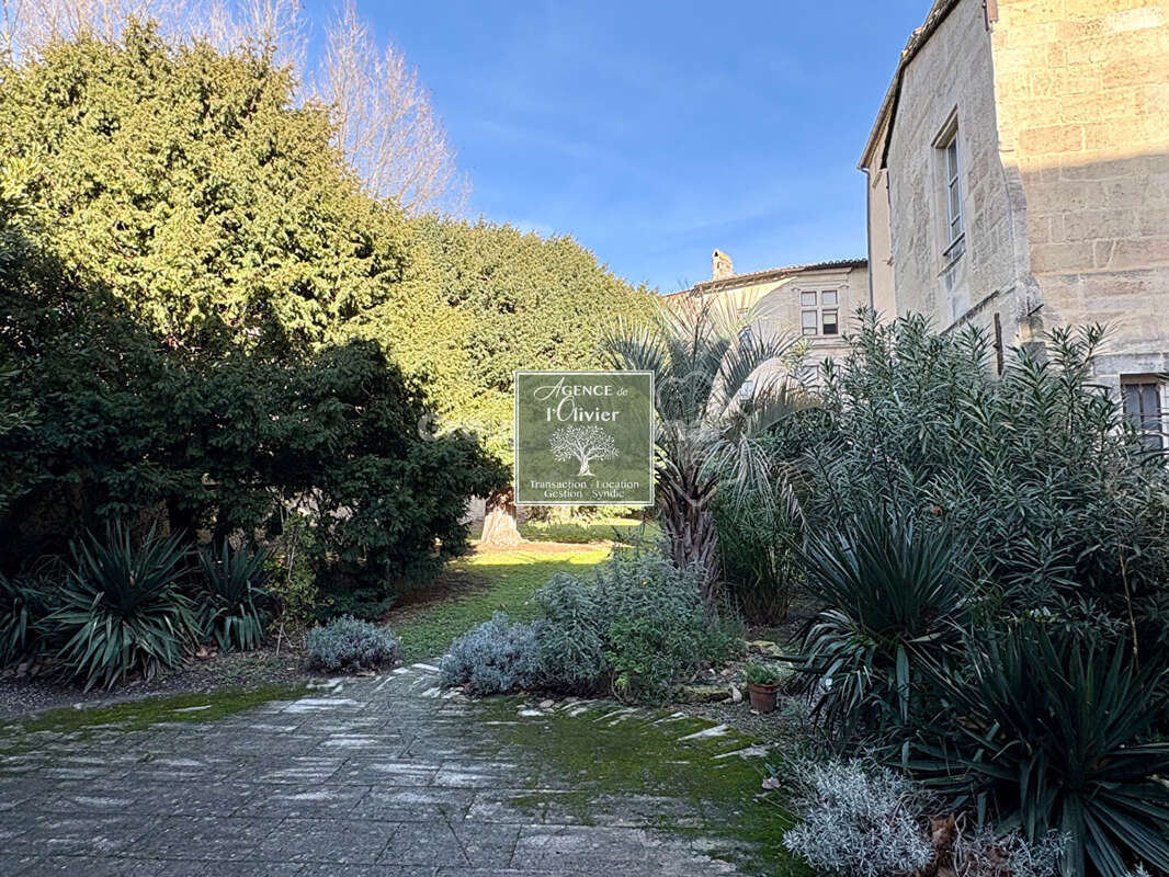 ARLES. Appartement dans un hôtel particulier - photo 12