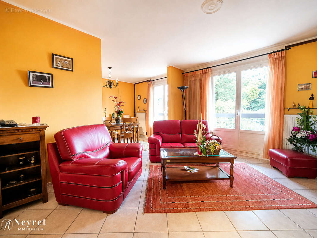 Appartement T5 en très bon état avec balcon, loggia et vue dégagée - photo 2