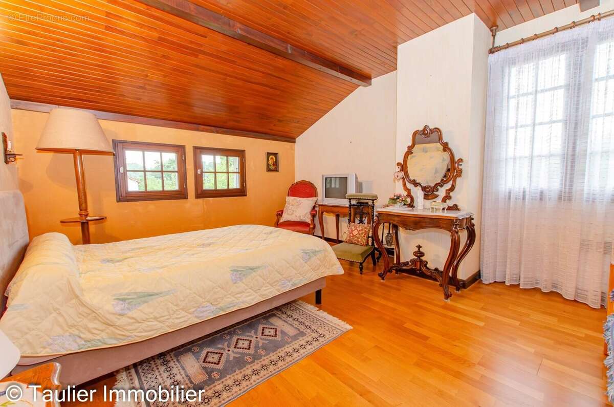ST VÉRAND -- Élégante maison familiale 5 chambres - photo 20