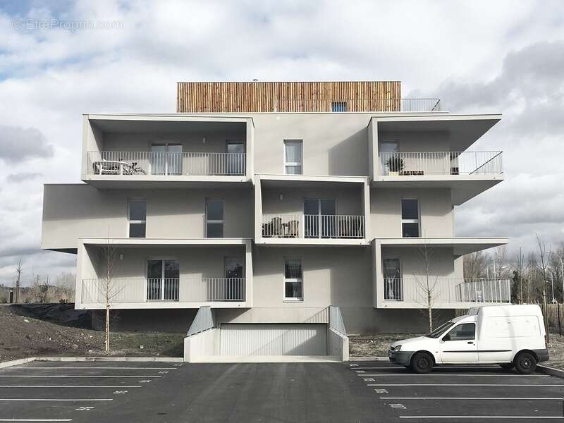 Parking à VILLENAVE-D&#039;ORNON