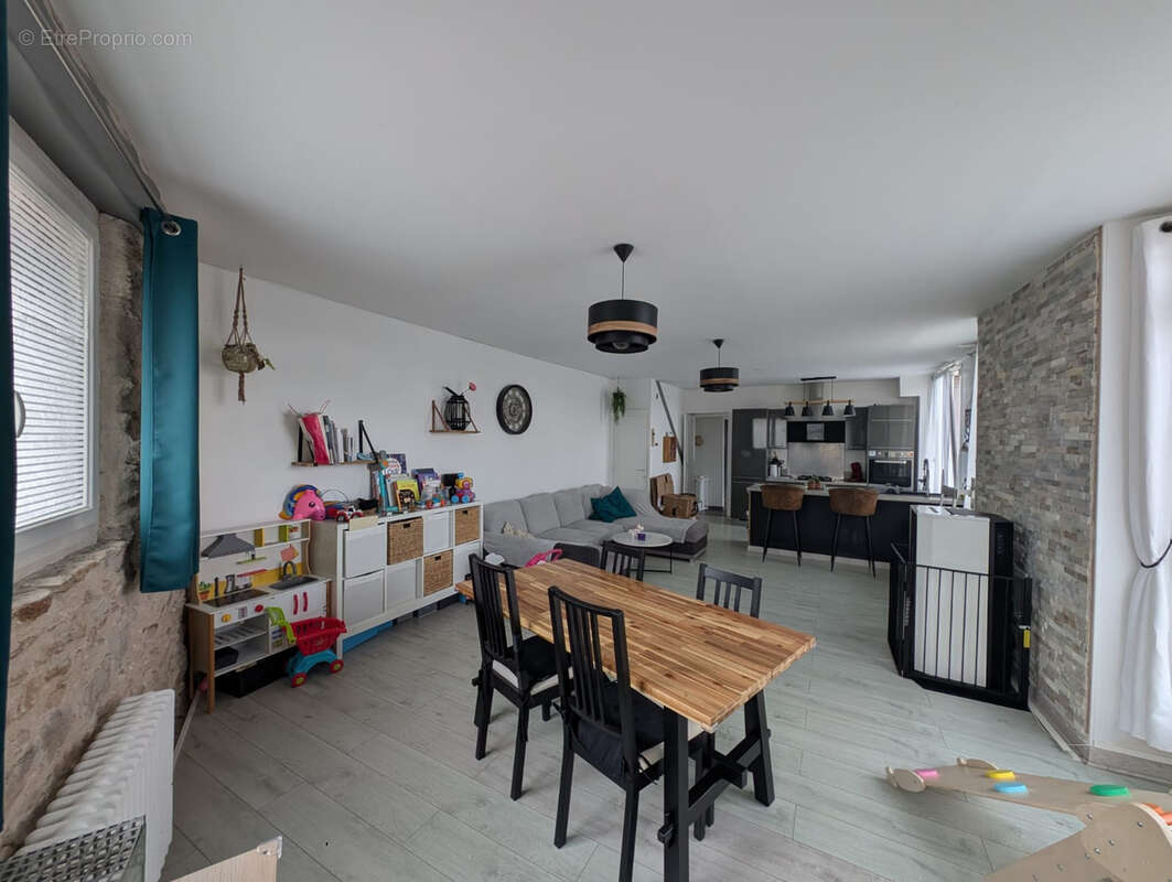 Maison à D'HUISON-LONGUEVILLE