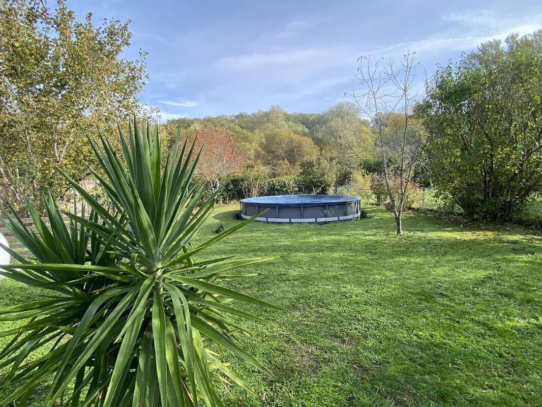 Piscine hors sol neuve - Maison à BEYNAC-ET-CAZENAC