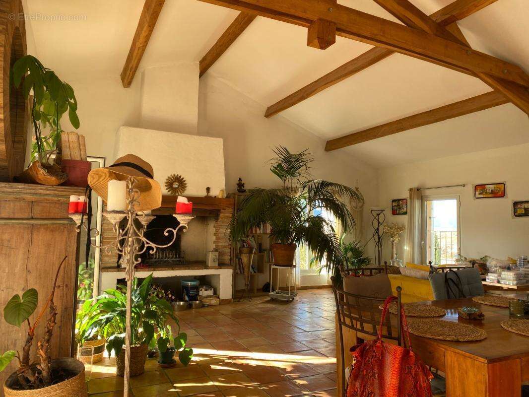 Maison à LE PUY-SAINTE-REPARADE