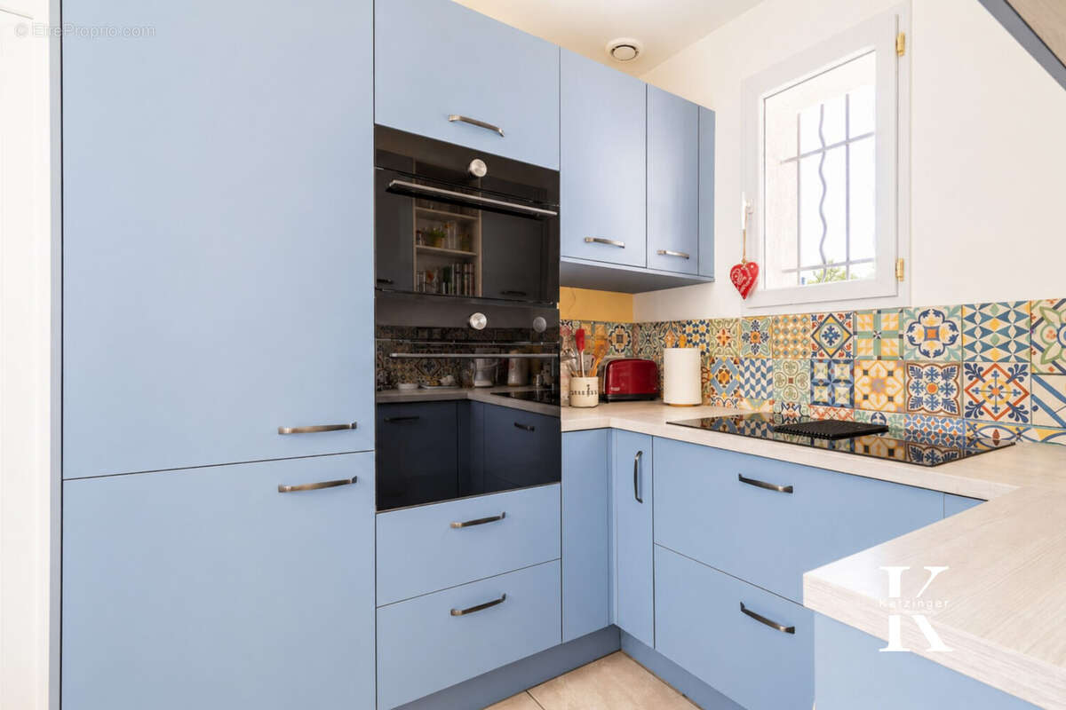 Cuisine moderne lumineuse et chaleureuse - Maison à PEROLS