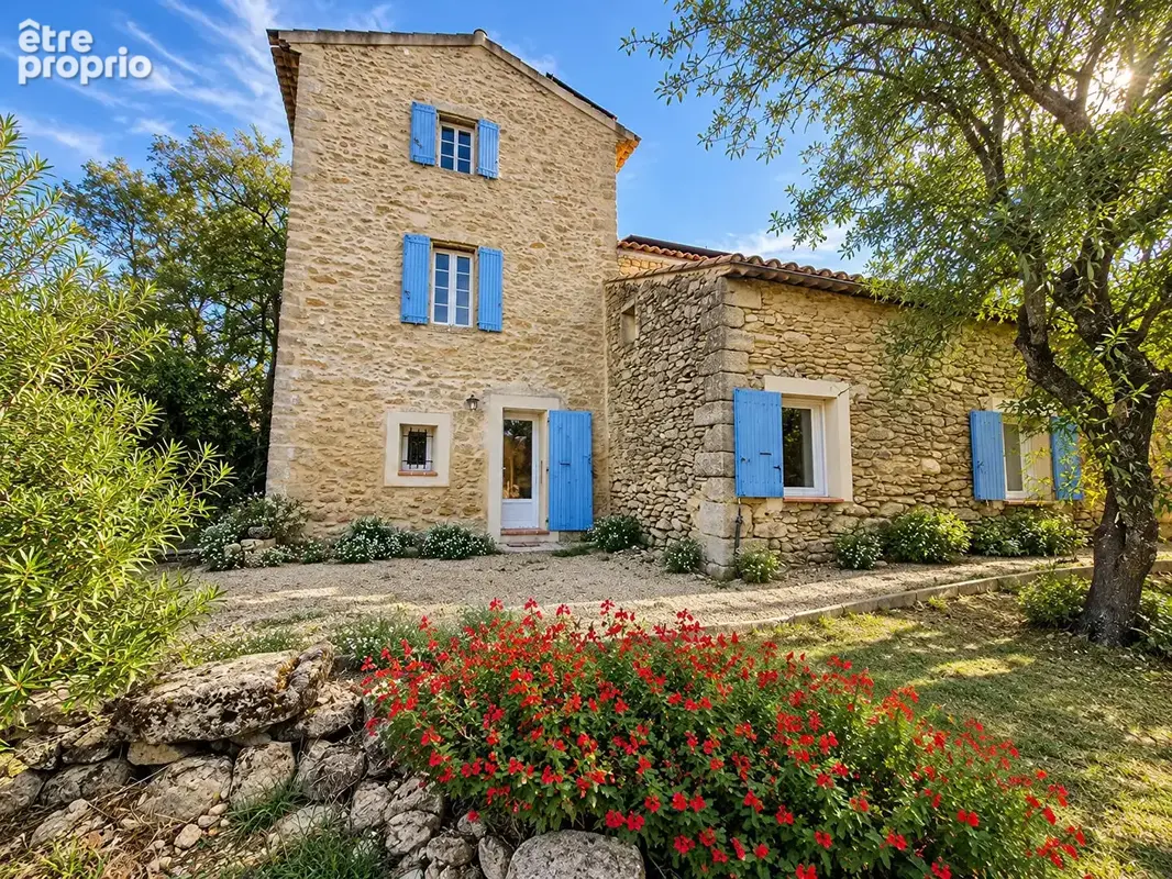 Maison Provençale à Vendre - 6 Pièces, 191 m², Centre du Village de Vernègues - photo 3