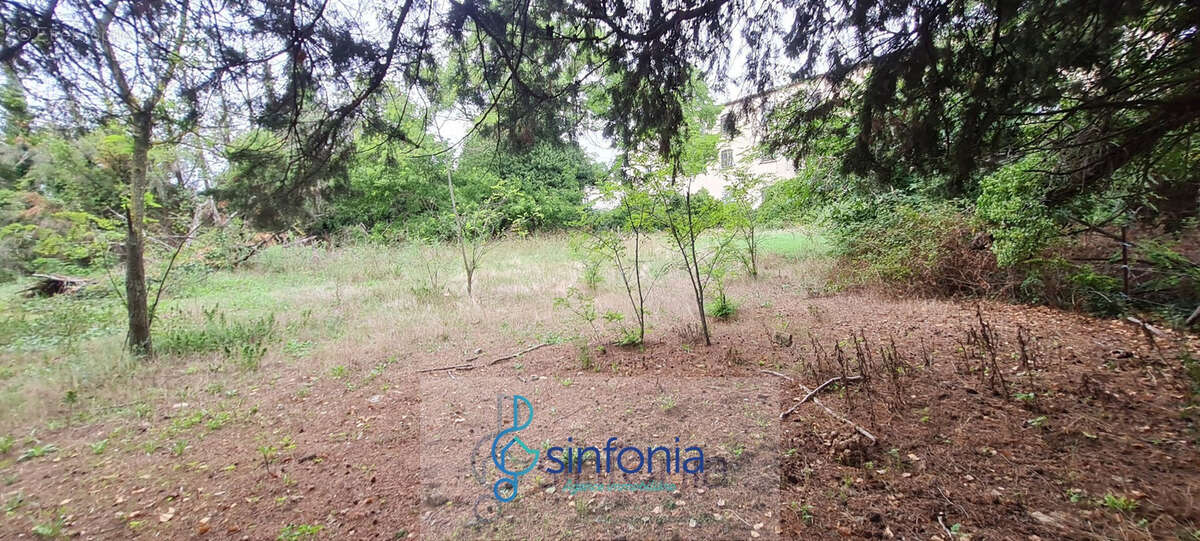 Terrain à SANILHAC-SAGRIES