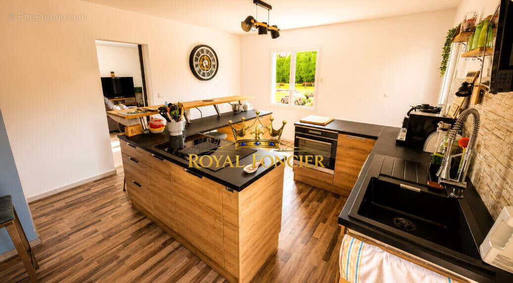 Maison 185 m² à Barrou  - photo 8