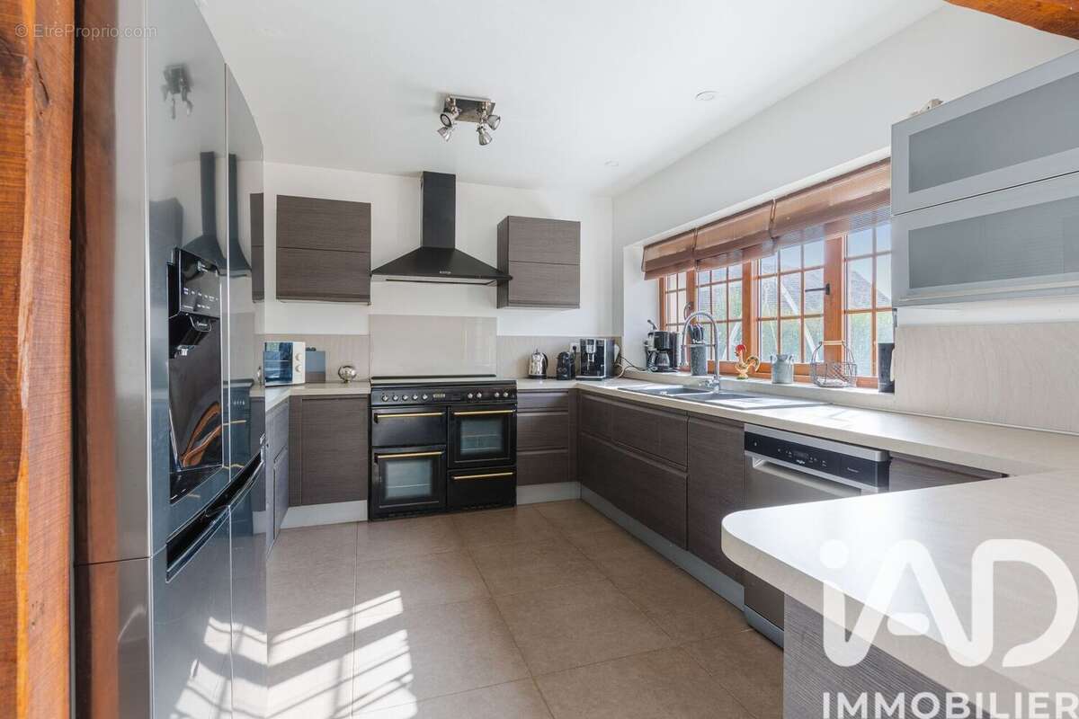 Maison 275 m² à Villebeon  - photo 2