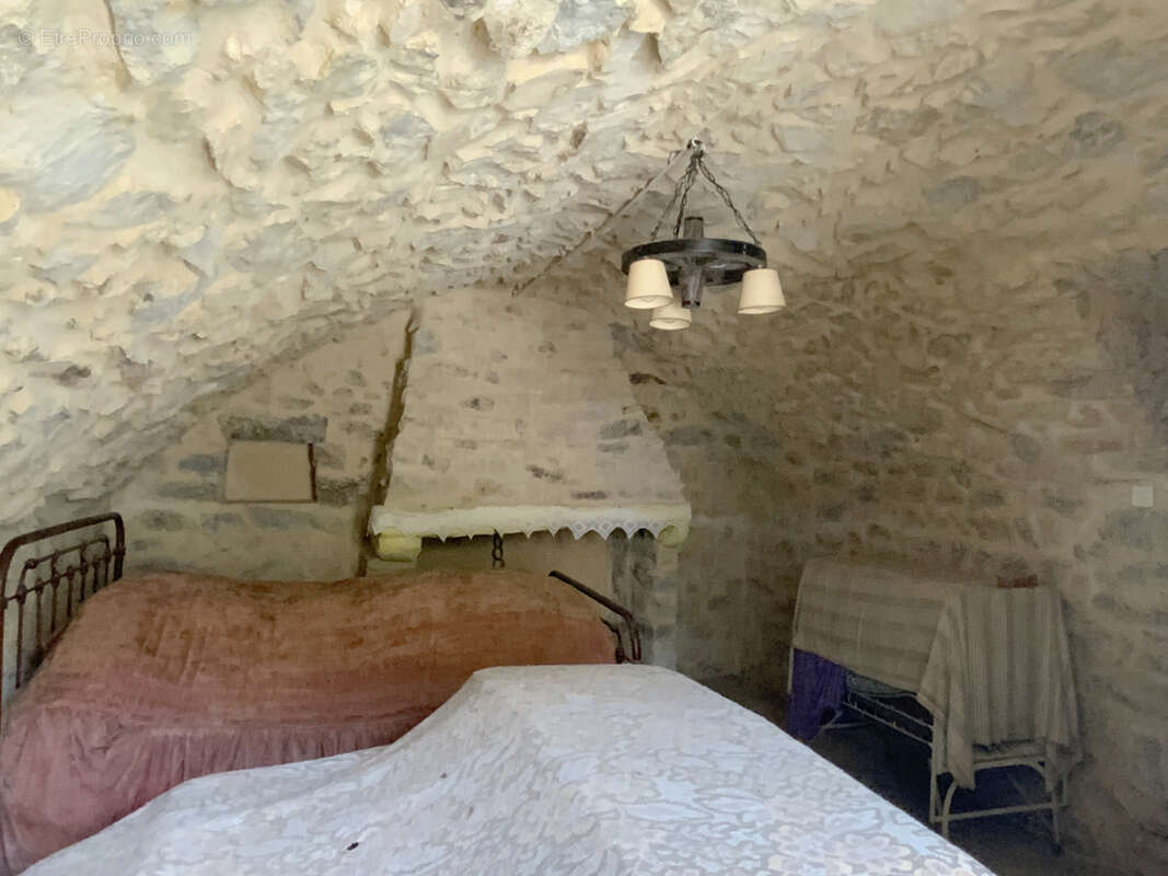 Maison à rénover avec cour, jardin et garage au coeur d'un des plus beaux villages de France. - photo 13