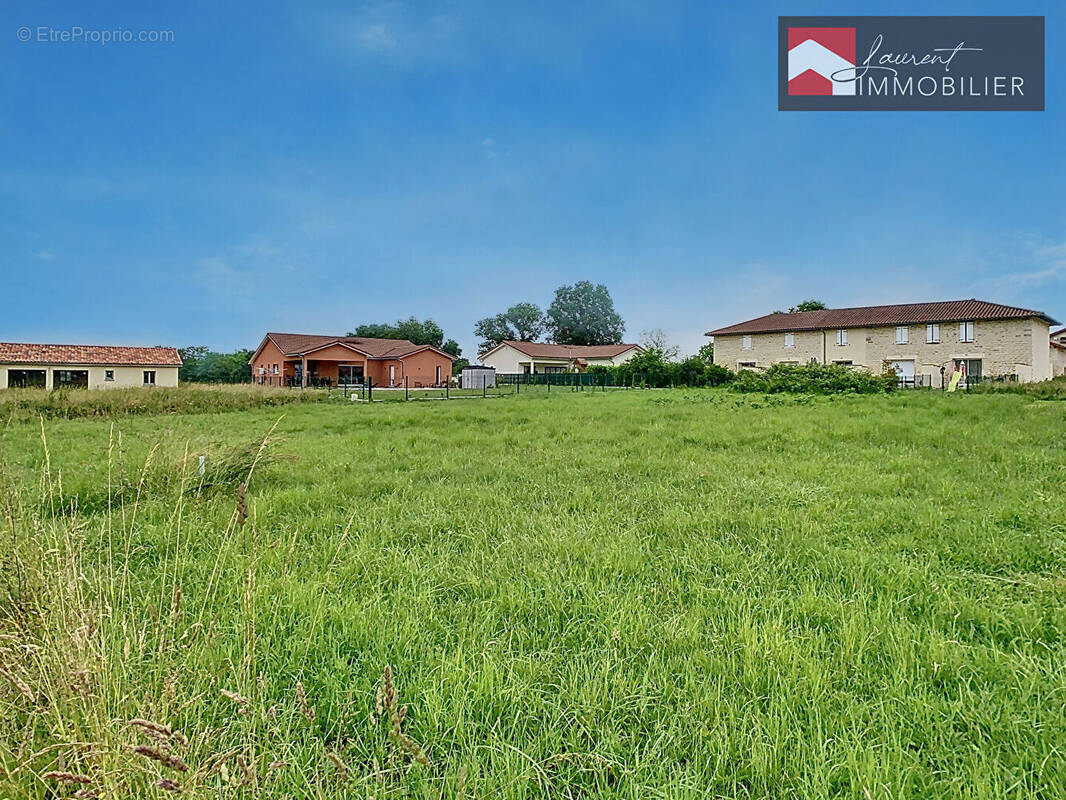 Terrain à SAINT-BENIGNE