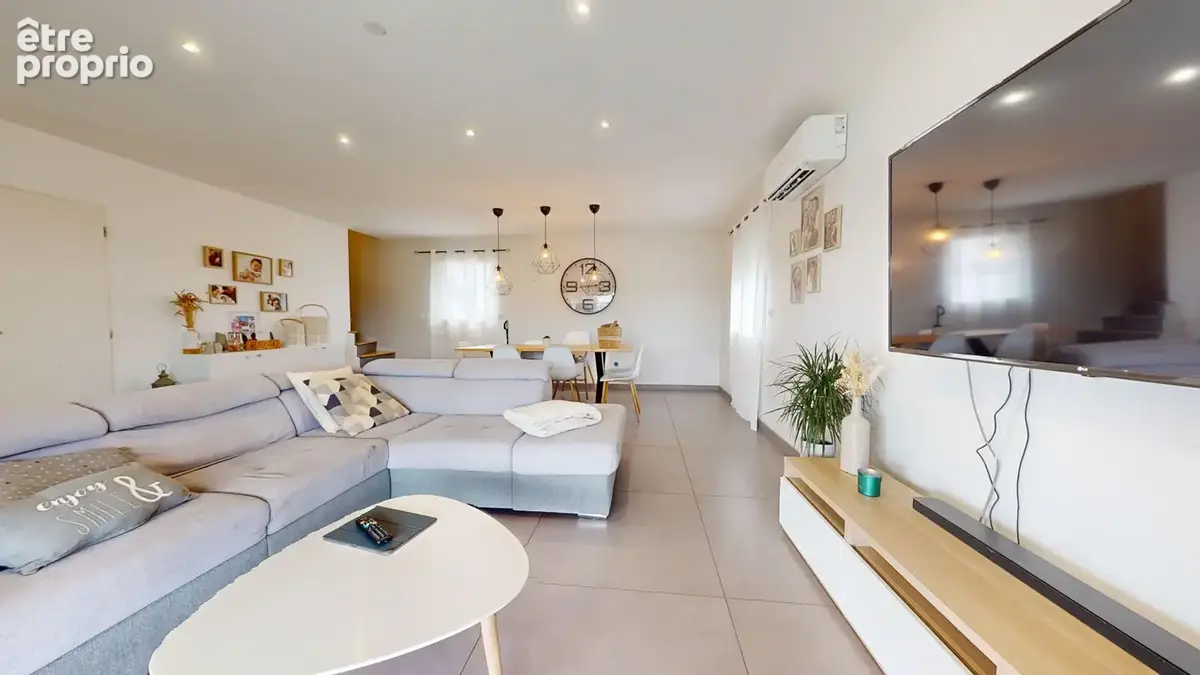 Maison familiale avec piscine, vue dégagée et garage - photo 7