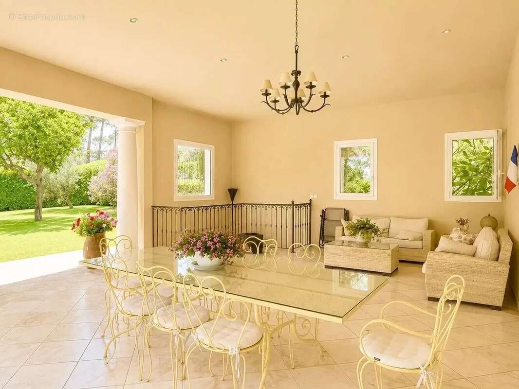 A vendre à  Mougins belle Propriété de 430 m² sur un Terrain de 5 500 m2 - photo 4
