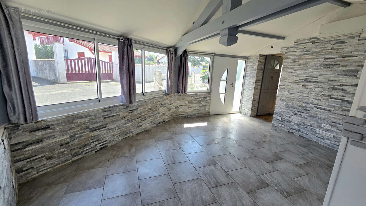 Appartement rdc t2 56m2 carrez + terrasse + parking exterieur - photo 4