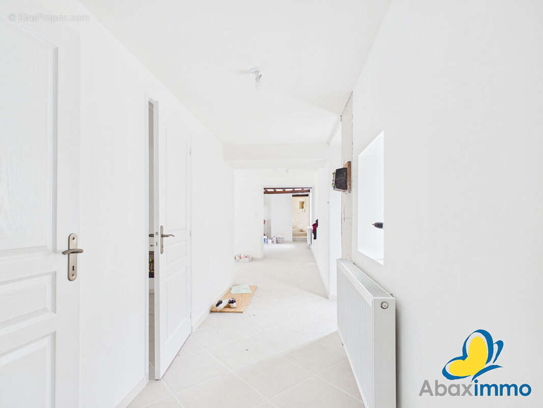 Maison en pierre rénovée avec beau terrain! - photo 12