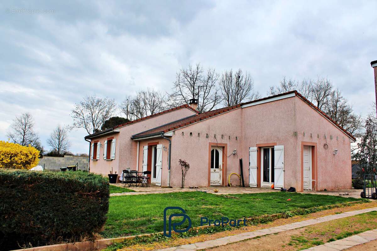 Maison à MARINGUES