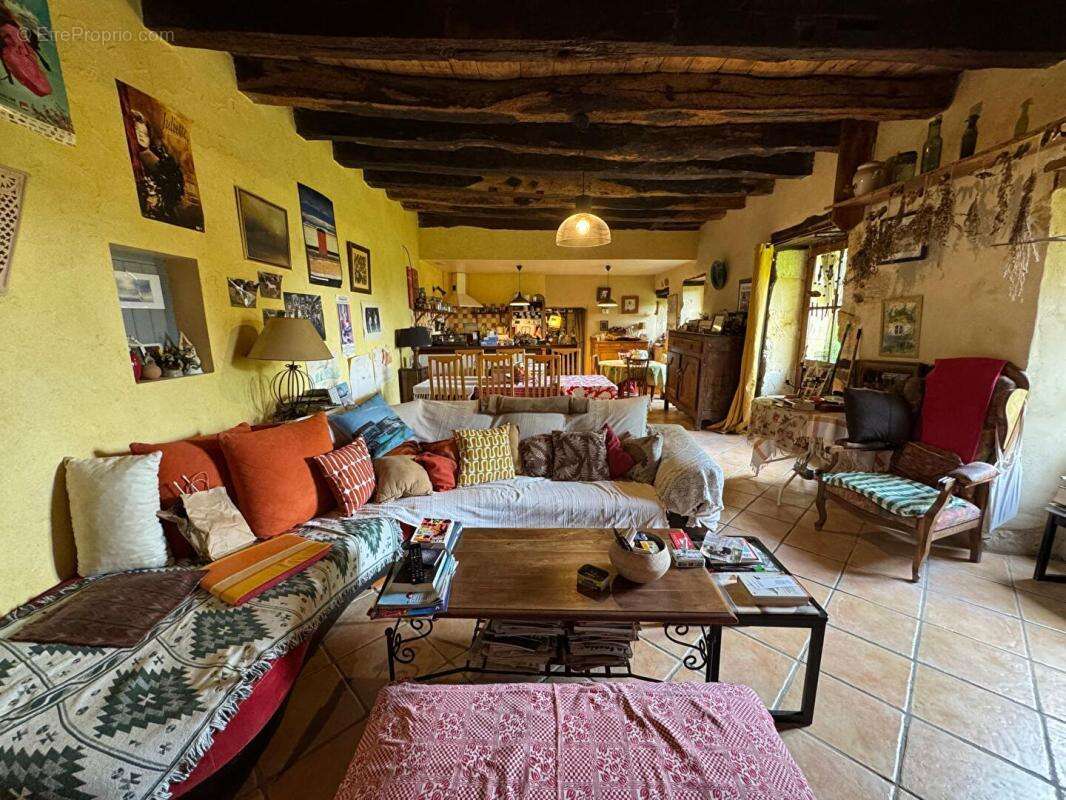 Longère et grange en pierre, 5 pièces, 3 chambres, puits, 6,5 ha jolie vue - photo 6