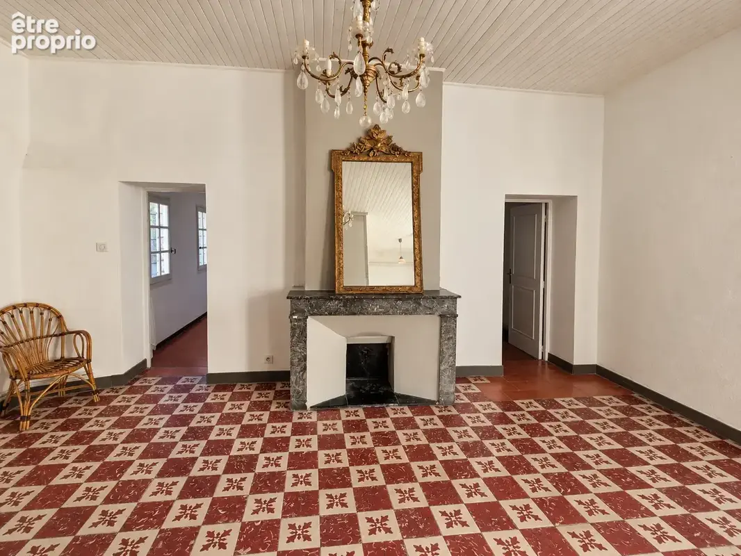 À vendre à Arles   Maison bourgeoise du XVIIe siècle de 315 m2 en centre historique - photo 7