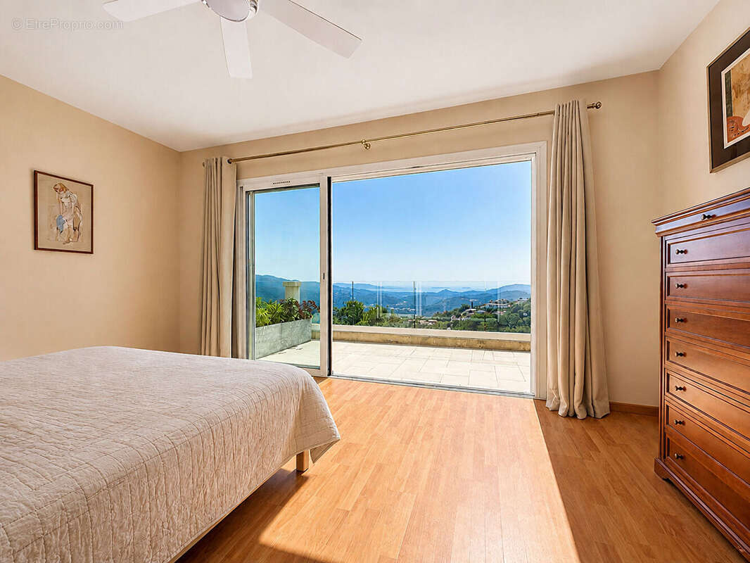 DOMAINE SECURISÉ - A 15 min de Mandelieu - Villa 5 pièces de 211 m² avec vue mer panoramique - photo 8