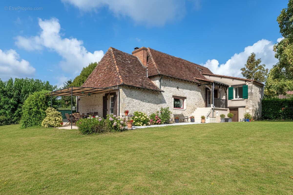 Maison de charme du 19 ème siècle entièrement restaurée  avec jardin et piscine. - photo 5