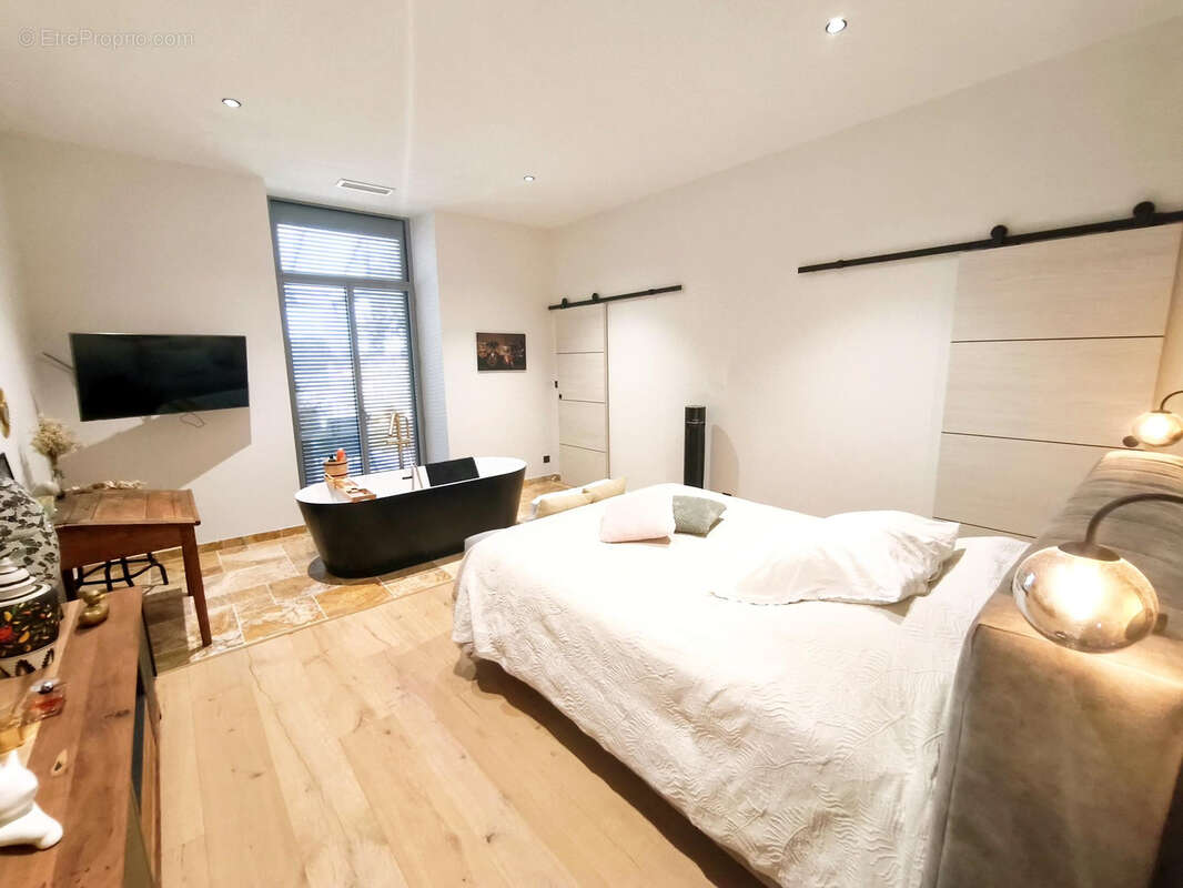 Propriété entièrement rénovée de 323 m2 avec piscine et dépendances - photo 12