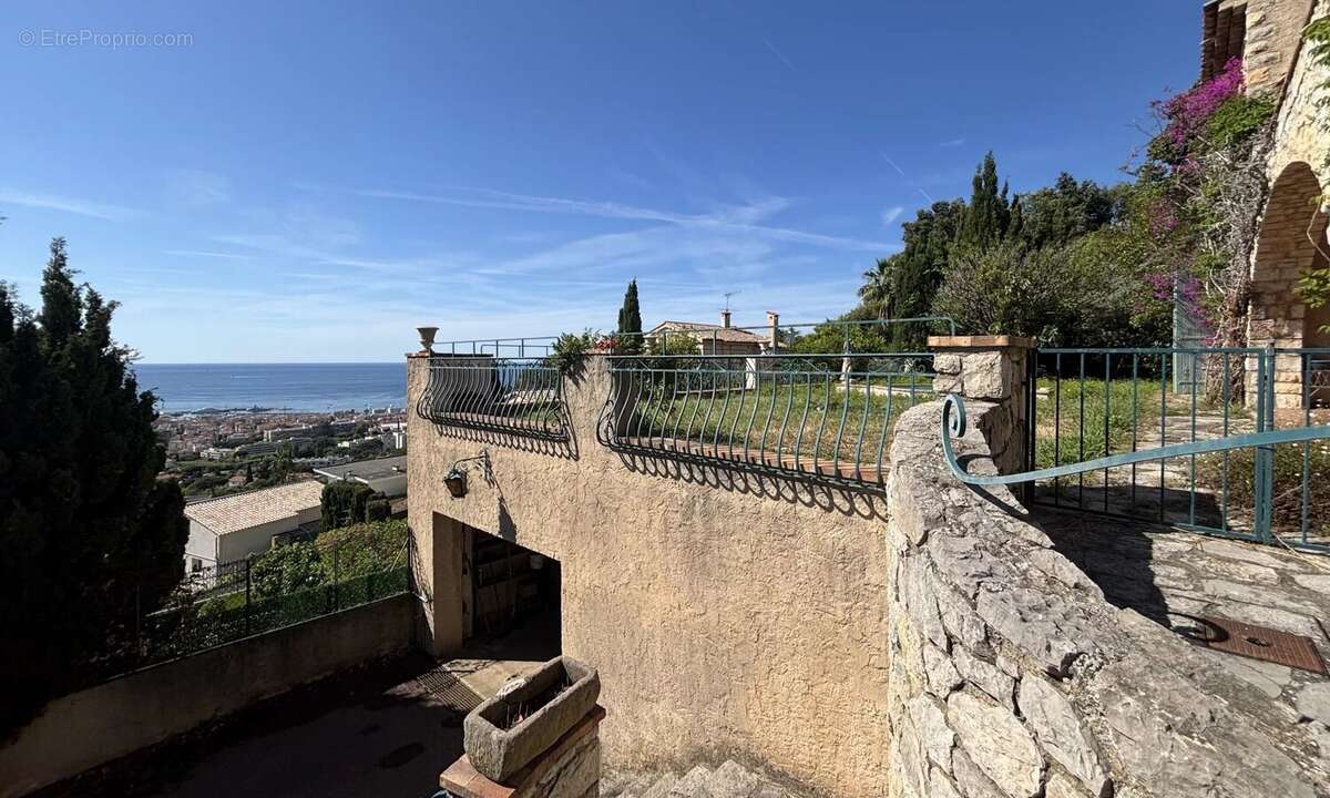Maison à VALLAURIS