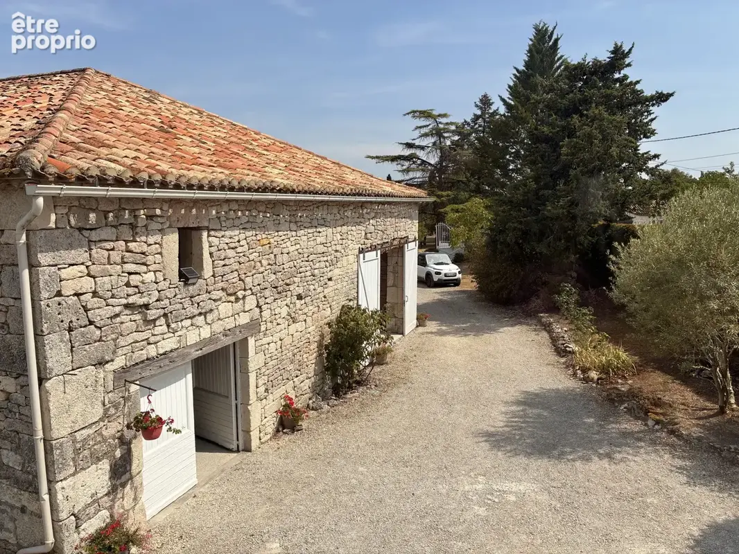 Ensemble quercynois avec pigeonnier, grange en pierre, piscine et gîte. - photo 8