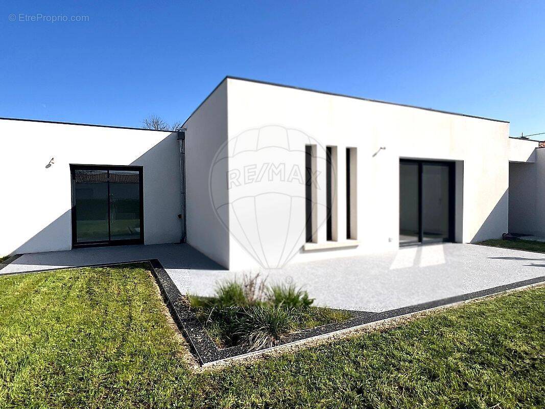 Maison à CHAILLEVETTE