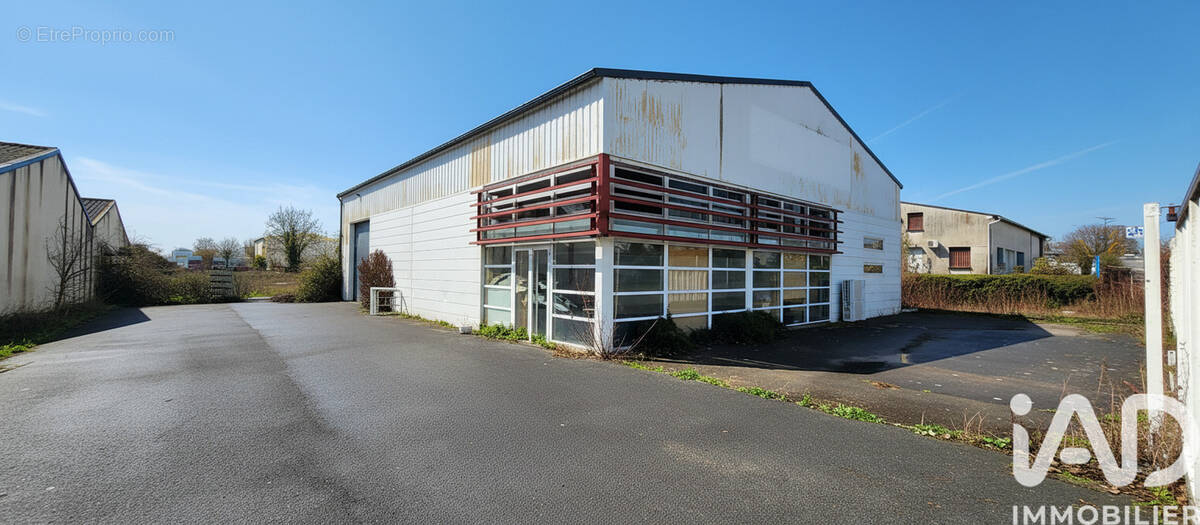 Photo 1 - Parking à LA VERGNE