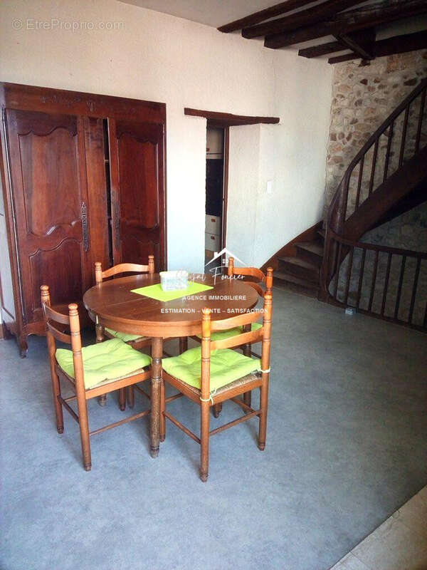 Espace repas  - Maison à DESCARTES