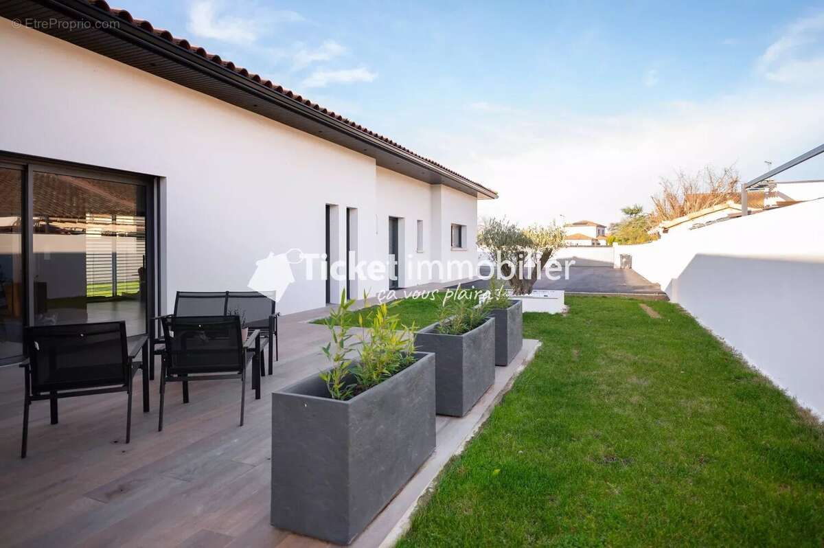 Maison à LA SALVETAT-SAINT-GILLES