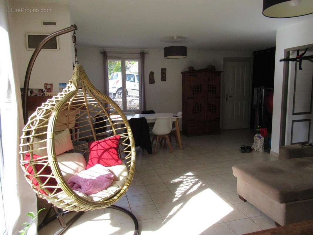 Maison 96 m² à Saint-Benoit  - photo 2