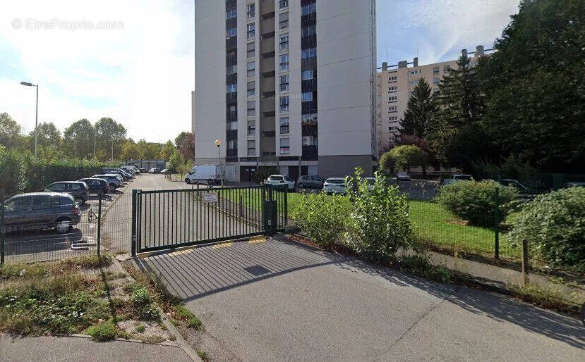 Parking à LE PONT-DE-CLAIX