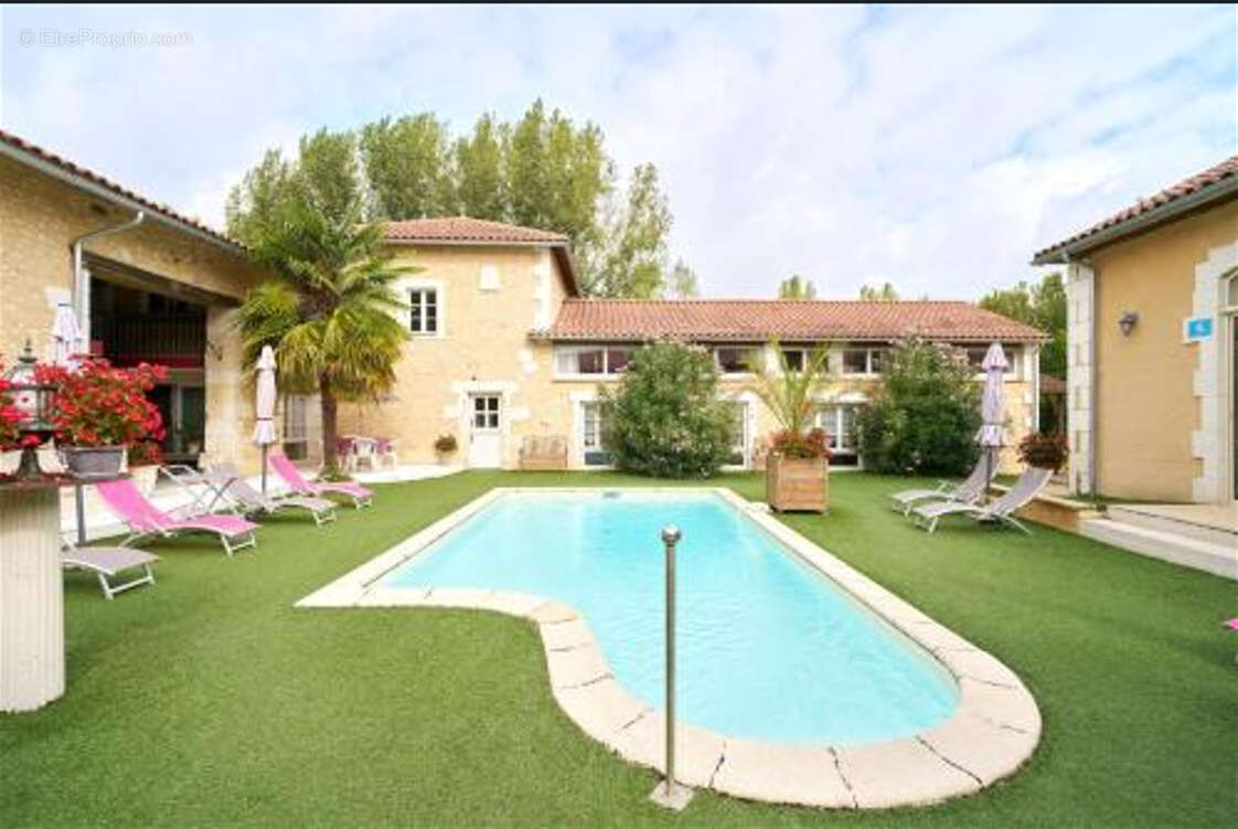 Maison à SAINT-SULPICE-DE-ROUMAGNAC