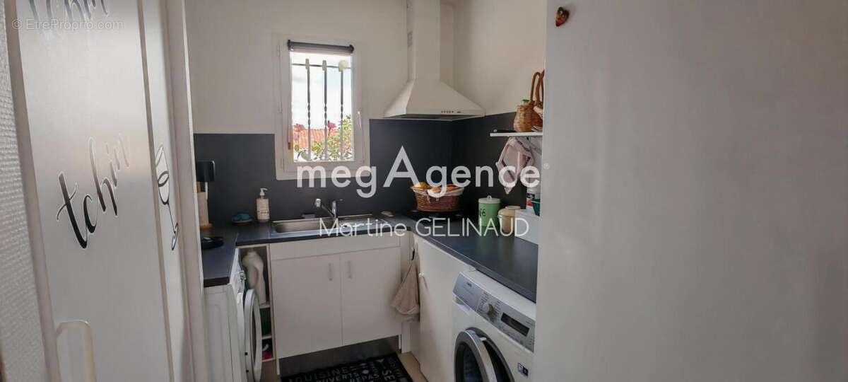 Maison 100 m² à Saint-Georges-Des-Coteaux  - photo 6