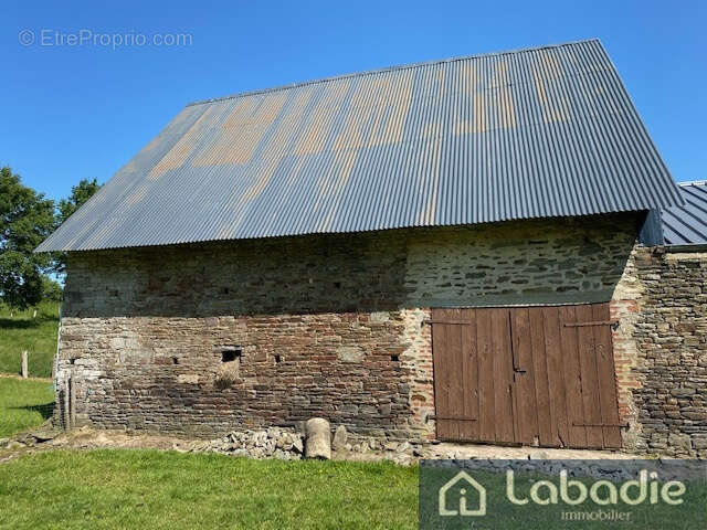  Proximité Brecey, bâtiment en pierres à rénover avec terrain. - photo 2