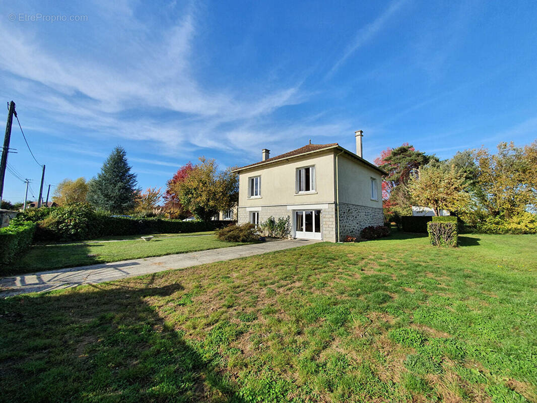 Maison à LA ROCHE-L'ABEILLE