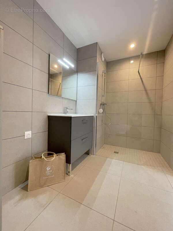 Appartement à LA TOUR-DE-SALVAGNY