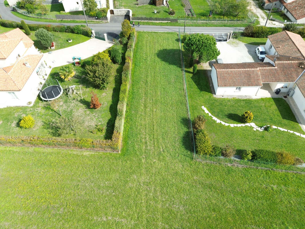 Terrain à BARBEZIEUX-SAINT-HILAIRE