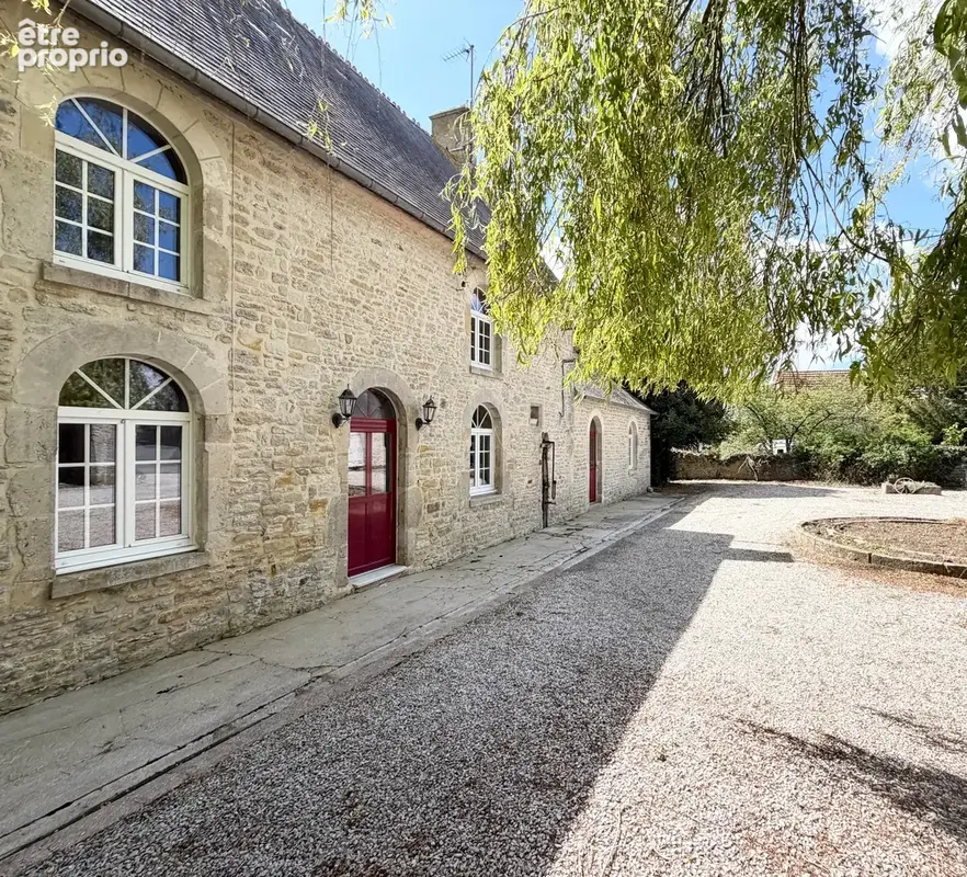 Belle propriété en pierre avec dépendances à rénover - photo 2