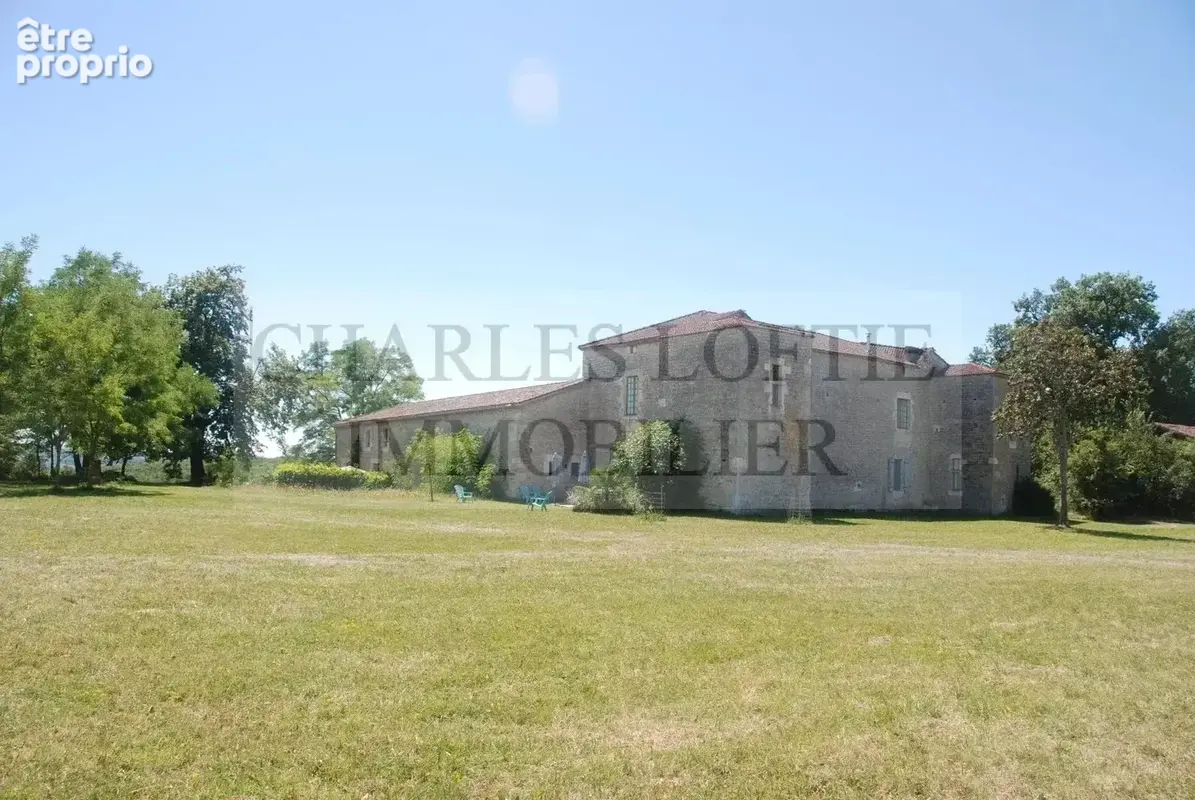 Magnifique et imposante ferme fortifiée du XVIIe siècle, avec dépendances, piscine et terrain de 23 ha, à proximité de Mauroux. - photo 5