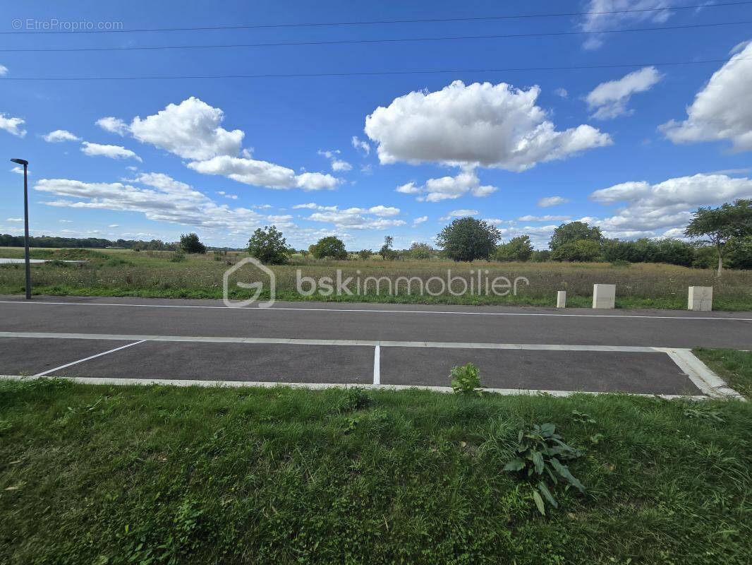 Terrain à COURLON-SUR-YONNE