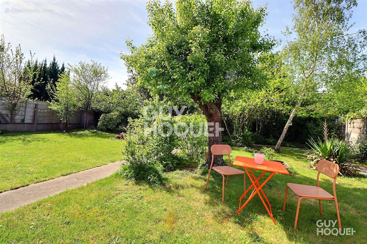 Maison à SAINTE-GENEVIEVE-DES-BOIS