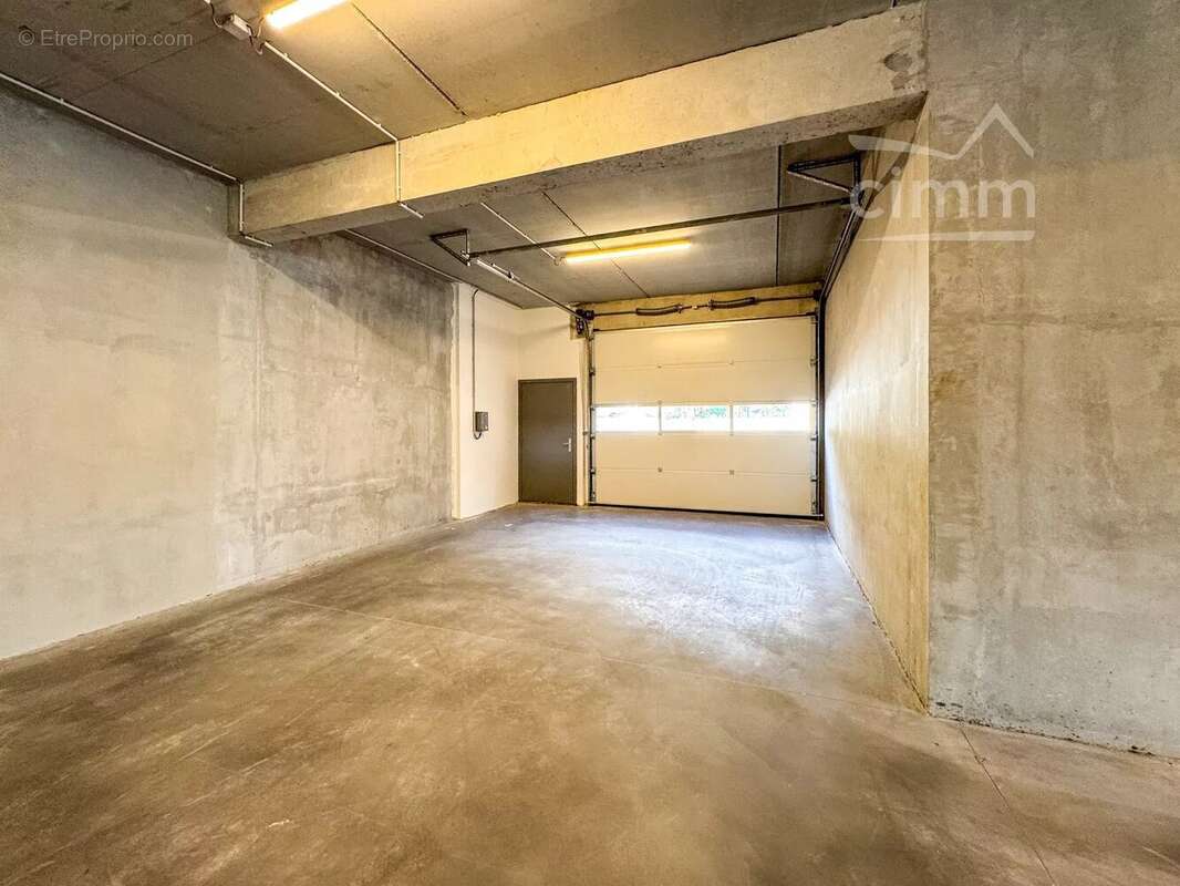 Commerce à LA TERRASSE