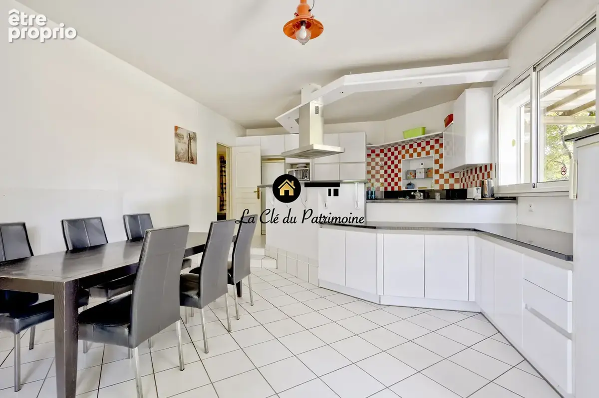 Villa de 308 m2 sur terrain de 1000 m2 avec terrasse- jardin et dependance - ares - photo 12