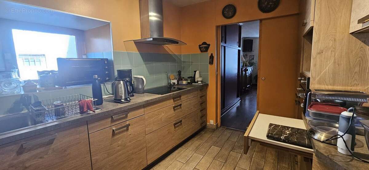 Opportunité Rare – Ensemble Immobilier d'Exception avec Local Commercial & Maison de Caractère - photo 3