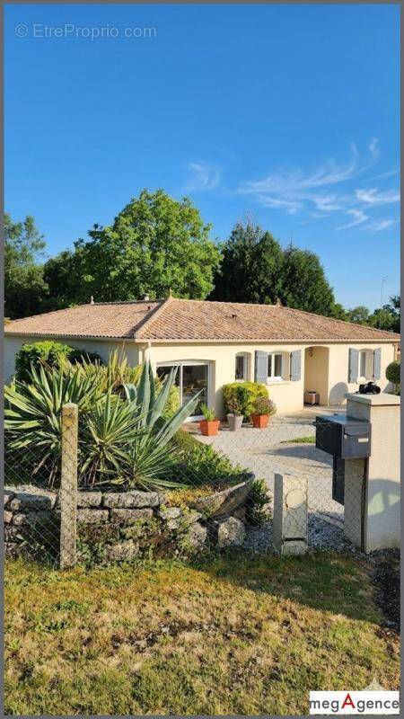 Maison à BUSSAC-SUR-CHARENTE